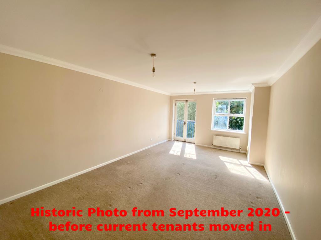Lot: 65 - THREE-BEDROOM FLAT FOR INVESTMENT - Living room